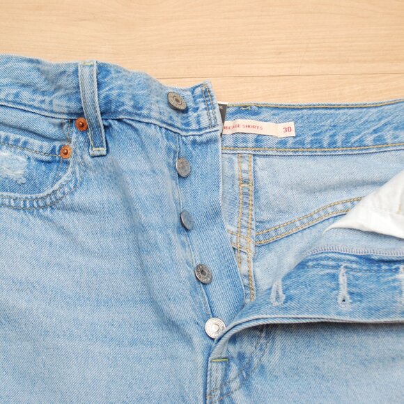Levi's Women's Rib Cage Shorts BNWT Size 30 - Picture 2 of 5